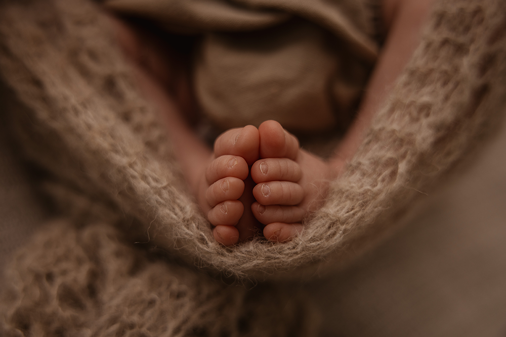 newborn shoot Drenthe babyfoto laten maken voetjes