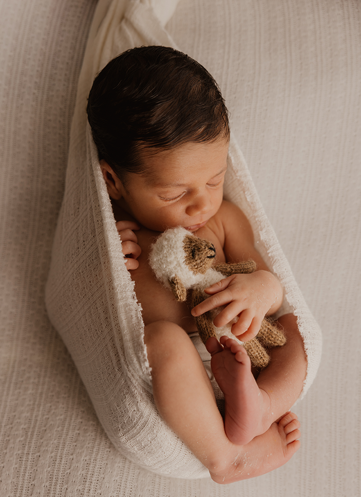 newborn shoot drenthe - foto van pasgeboren baby laten maken baby in doek met knuffel